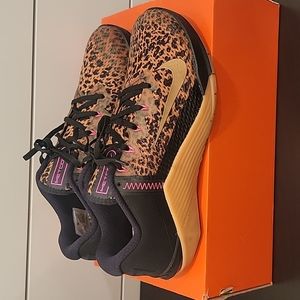 LADIES NIKE METCON 6 BLACK GOLD SIZE 10 1/2